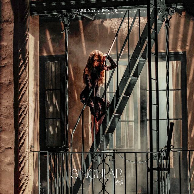 متن آهنگ Looking at Me از Sabrina Carpenter کاور آهنگ Looking at Me از Sabrina Carpenter