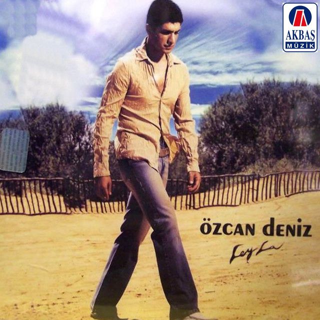 متن آهنگ Hovarda (bir kolunda sarışın) از Özcan Deniz کاور آهنگ Hovarda (bir kolunda sarışın) از Özcan Deniz