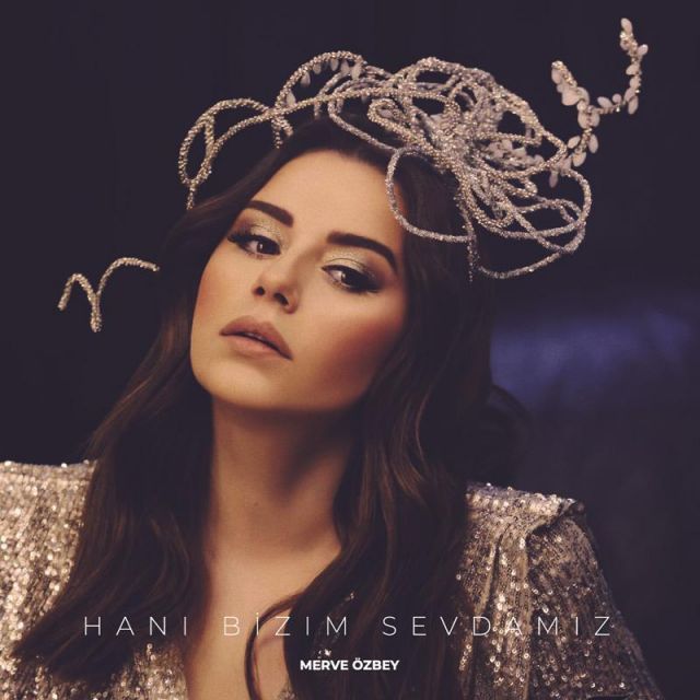 متن آهنگ Hani Bizim Sevdamiz از Merve Özbey